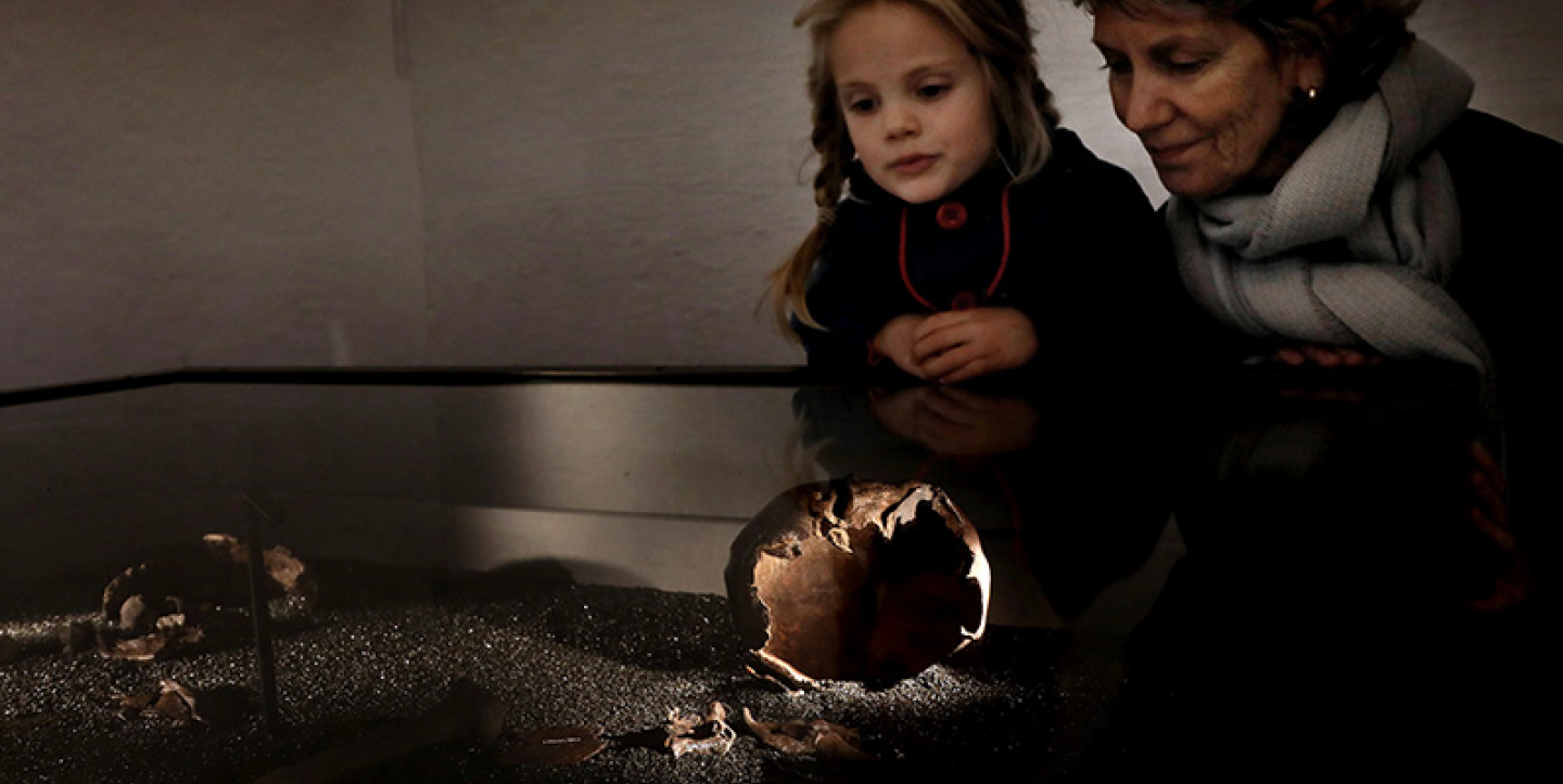 Bueskytter med mørk bakgrunn